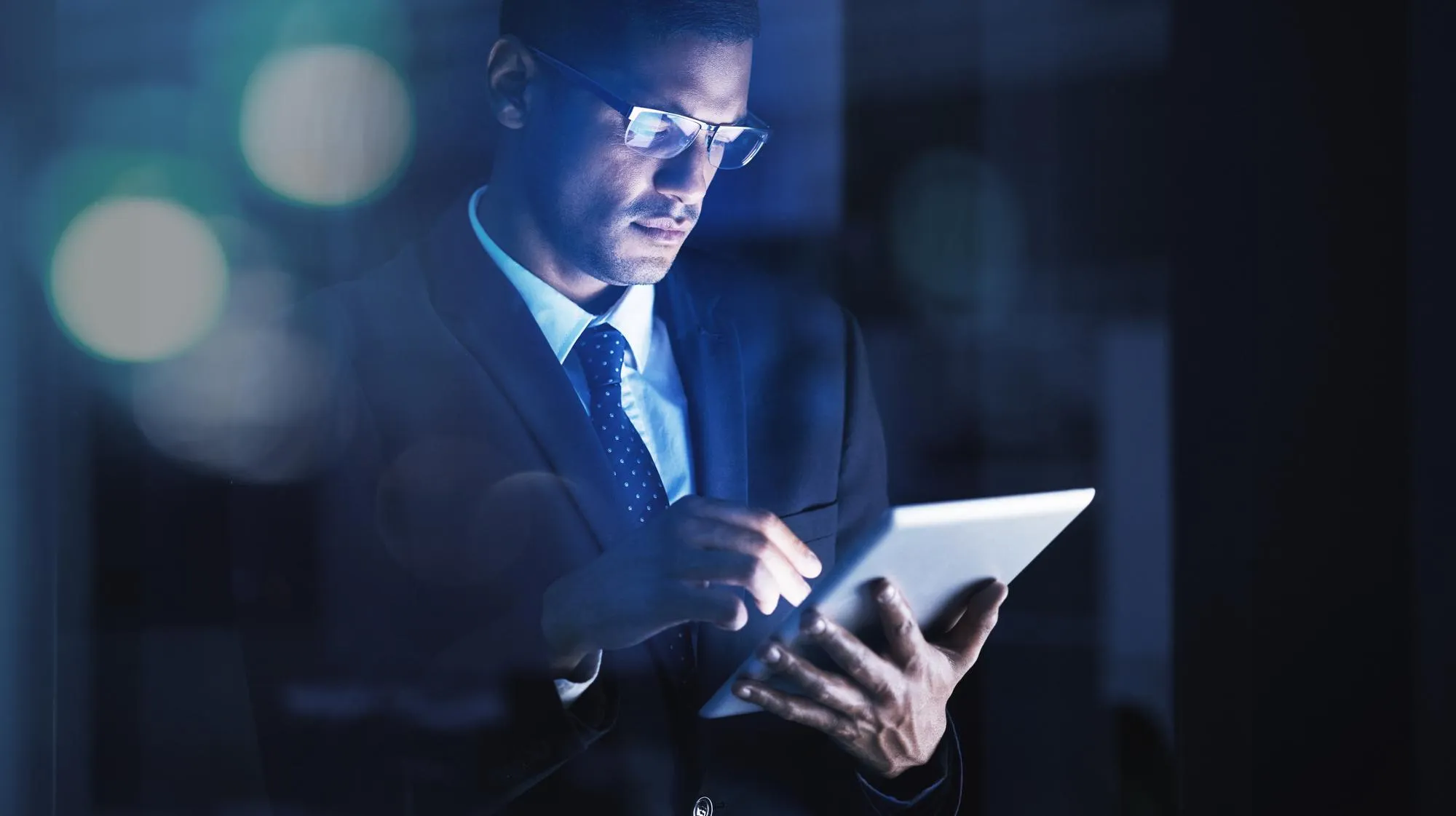 Profissional utilizando tablet em ambiente corporativo, representando casos de sucesso da Zappts